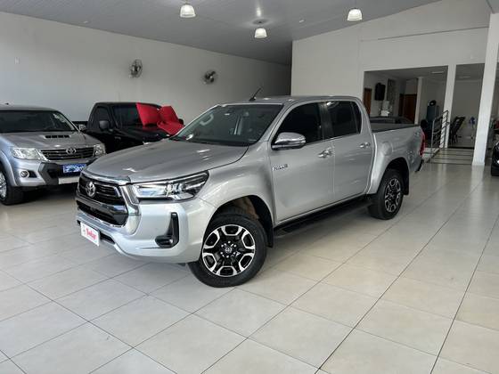 TOYOTA HILUX 2.8 D-4D TURBO DIESEL CD SRX 4X4 AUTOMÁTICO